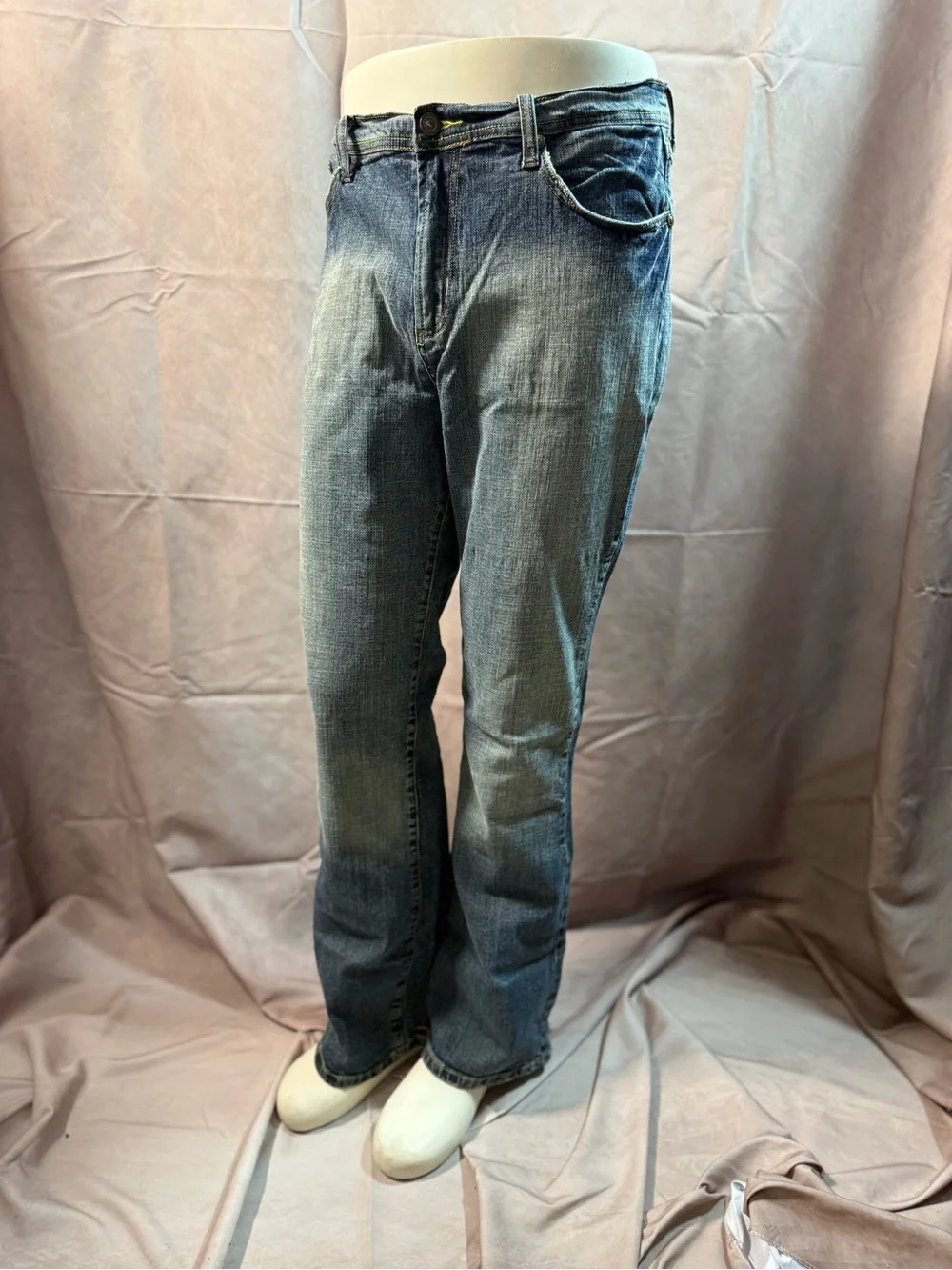 Classic Straight-Leg Women's Jeans in Light Blue Wash
